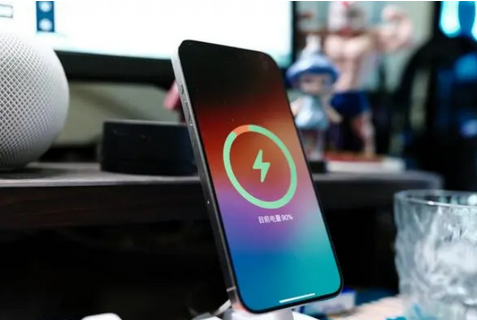 樟树苹果15换屏服务分享用什么充电器给iPhone15充电更好 